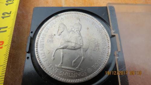 Queen Elizabeth 5 Shilling in box, as per photo