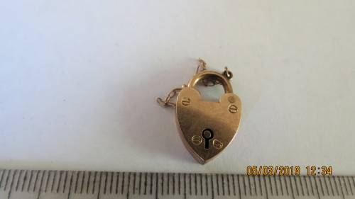 9ct gold lock, 2.6grams, 2cm in length, as per photo