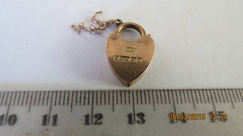 9ct gold lock, 2.6grams, 2cm in length, as per photo