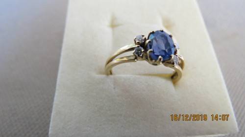 diamond and saphire gold ring, 3.1 grams, 18mm diamonds, as per photo