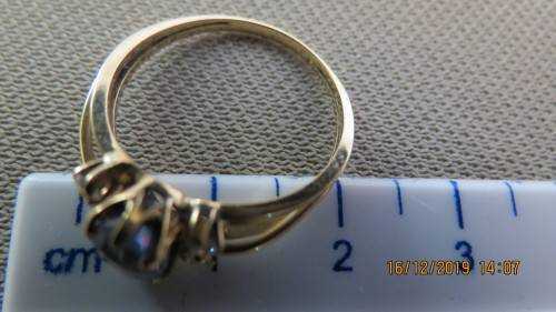 diamond and saphire gold ring, 3.1 grams, 18mm diamonds, as per photo