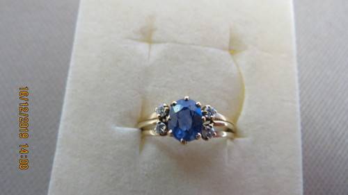 diamond and saphire gold ring, 3.1 grams, 18mm diamonds, as per photo