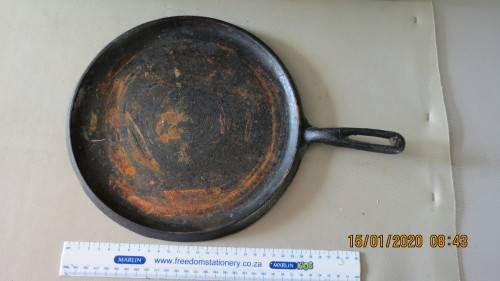 costar iron one handled pan, as per photo
