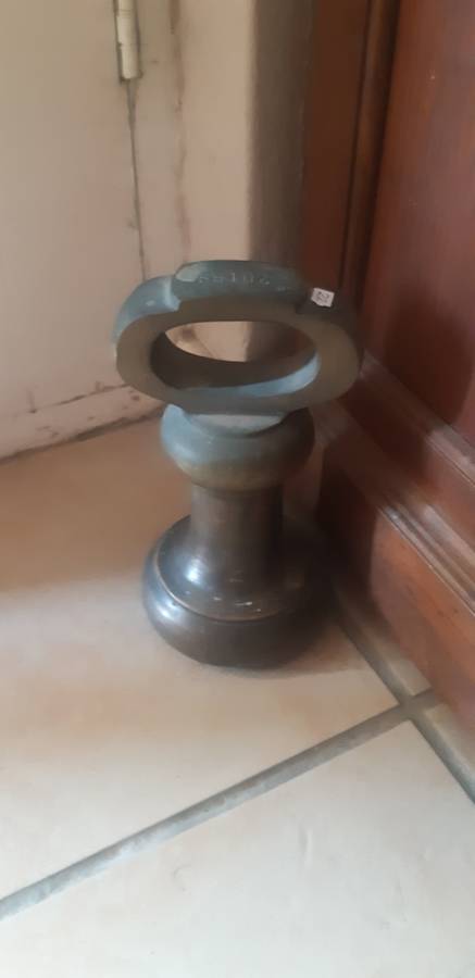 Large 20 poun brass weight, in very good condition, 22cm high, 12cm diameter, as per photo