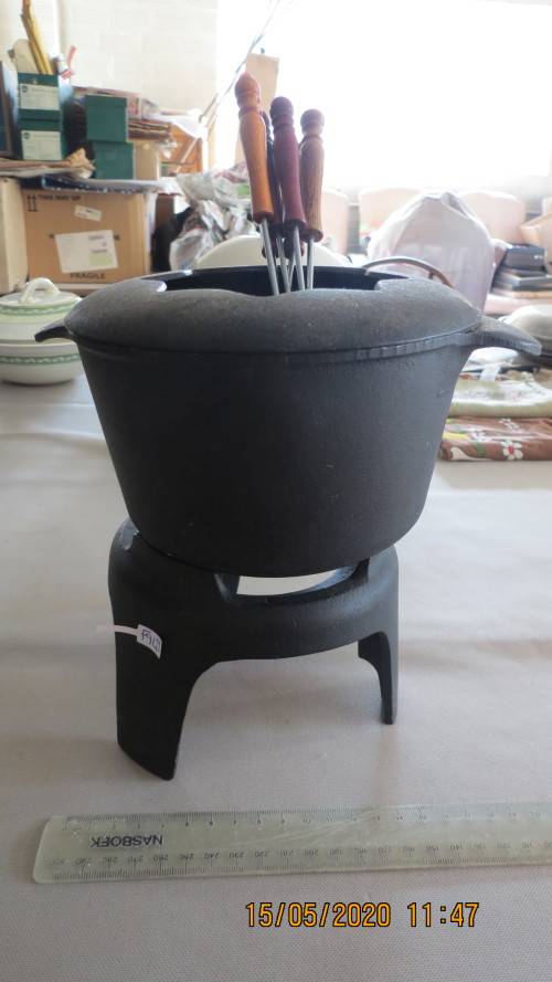 cast iron foundo set with stand, burner, pot and 6 folks, as per photo