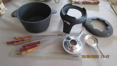 cast iron foundo set with stand, burner, pot and 6 folks, as per photo