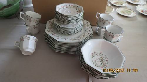Johnson Bro's 6 place dinner set, 6 dinner plates, 6 side plates,.............,as per photo's
