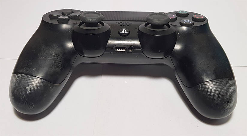 PlayStation 4 Gen1 Console + 1 V2 PS4 Controller + Fortnite (preloaded) or Apex Legends + 5 PS4Games