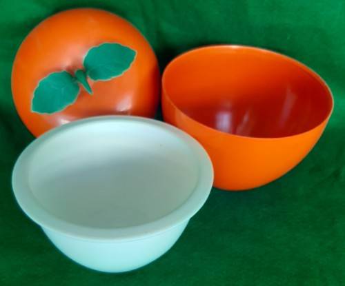 VINTAGE 1970S PLASTIC APPLE SHAPED ICE BUCKET MADE IN ITALY