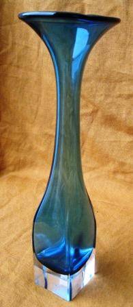 VINTAGE MID CENTURY MODERN DESIGN 1960S ASEDA SWEDISH GLASS TRUMPET VASE WITH SQUARE BASE