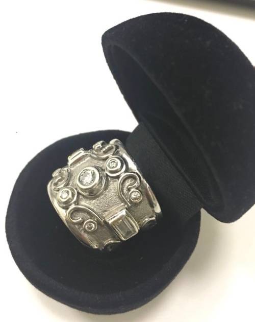 9ct Gold and Diamond ring