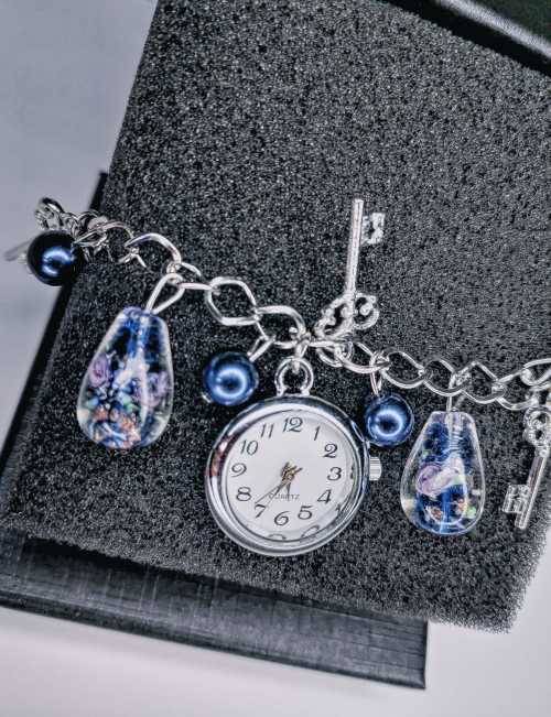 BEAUTIFUL CHARMED ANALOGUE BRACLET WATCH