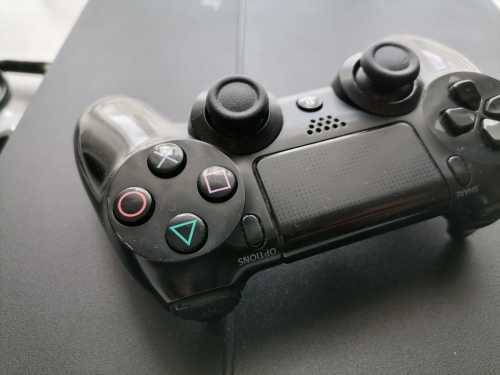 Playstation 4 1TB + 8 Games