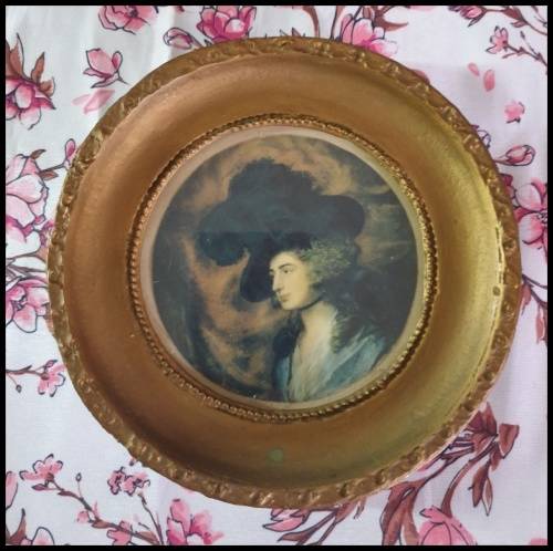 Vintage Round Photo Frames for Your Collection