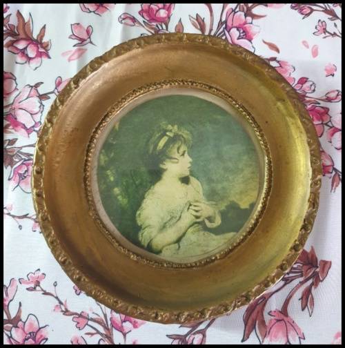Vintage Round Photo Frames for Your Collection