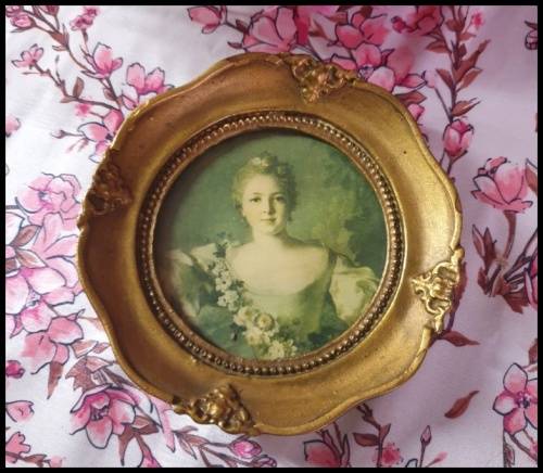 Vintage Round Photo Frames for Your Collection