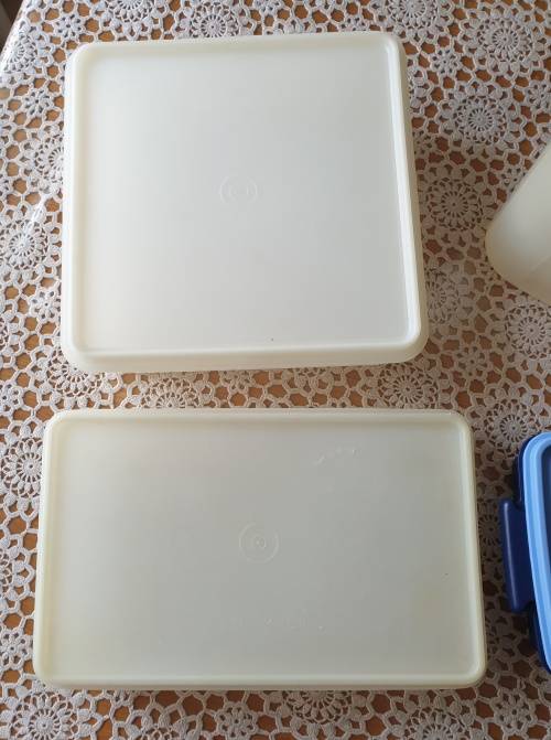 4 Tupperware Items