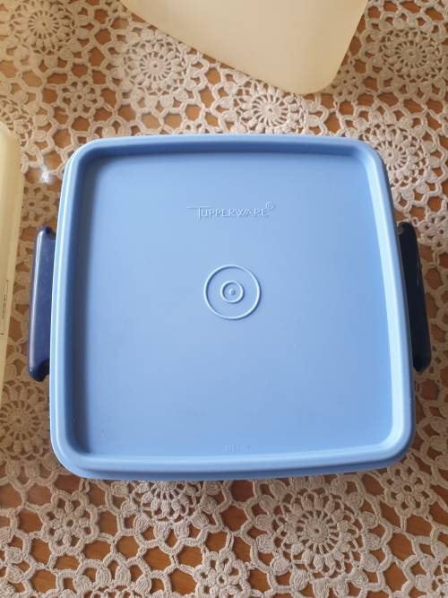 4 Tupperware Items