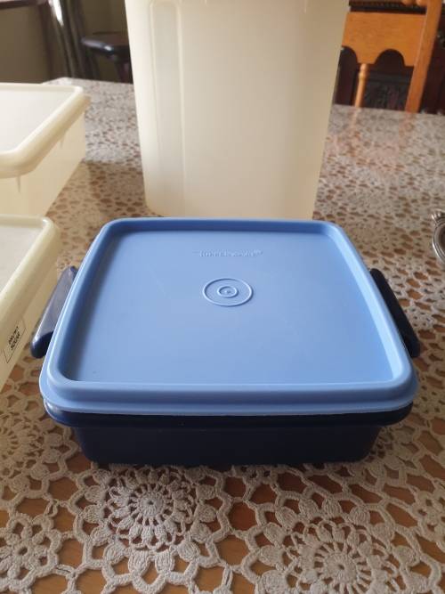 4 Tupperware Items