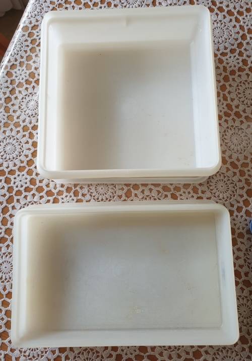 4 Tupperware Items