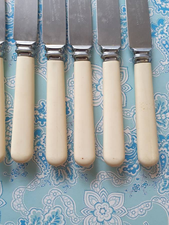 6 VINTAGE KNIVES