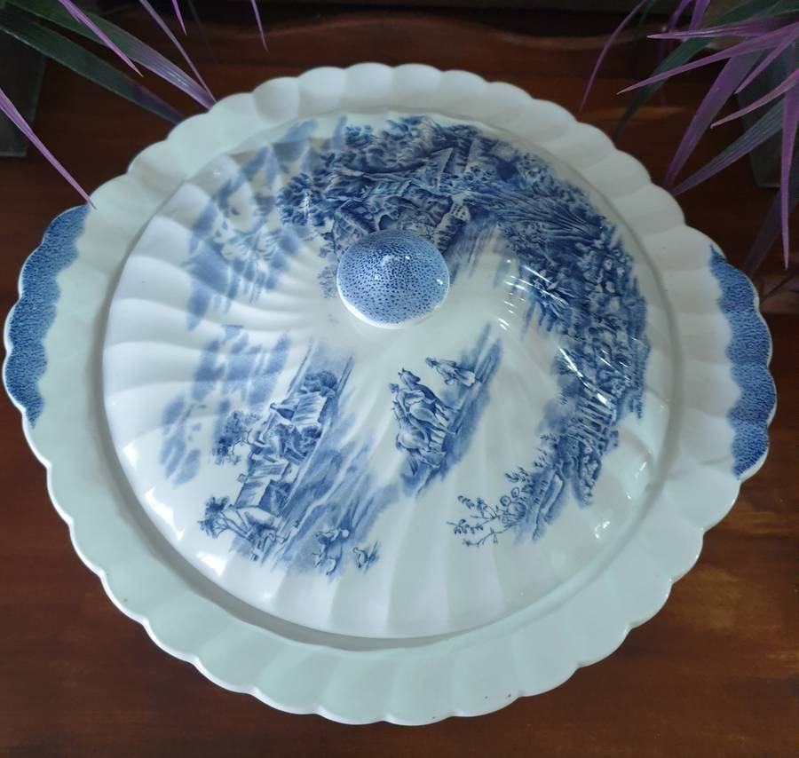 Happy England  by JOHNSON BROTHERS | BLUE & WHITE | VEGGIE BOWL WITH LID | 02