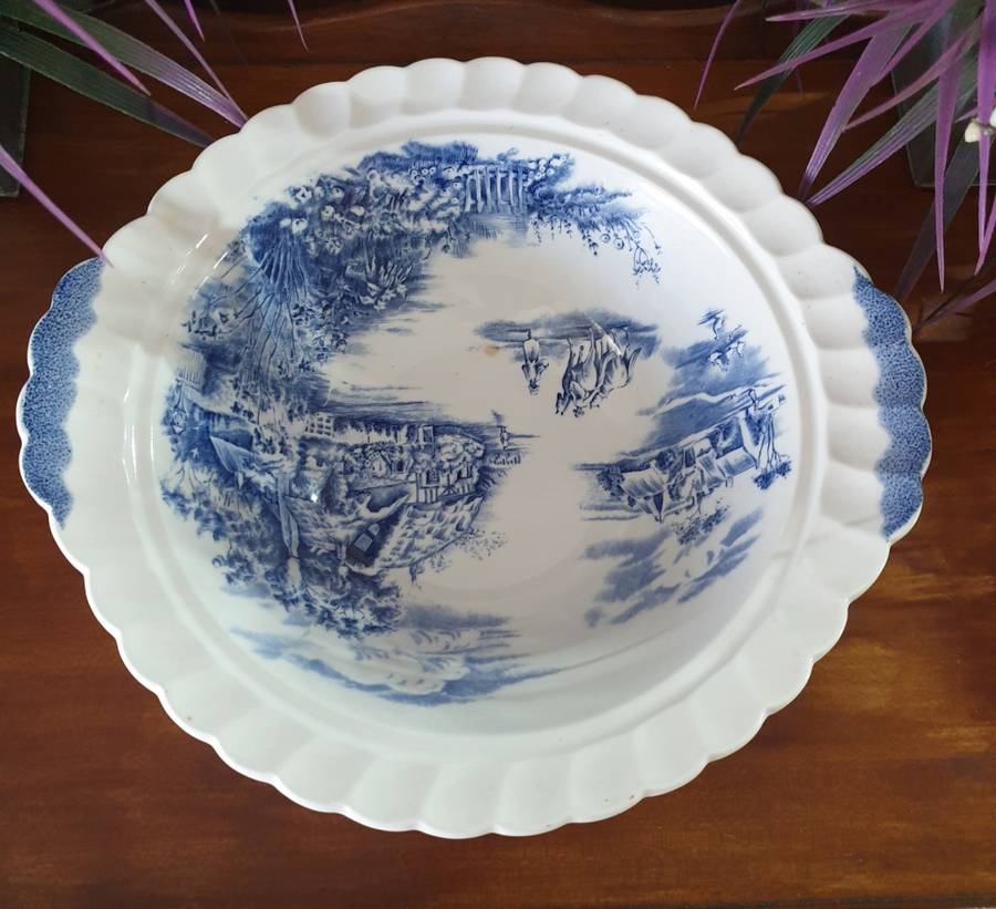 Happy England  by JOHNSON BROTHERS | BLUE & WHITE | VEGGIE BOWL WITH LID | 02