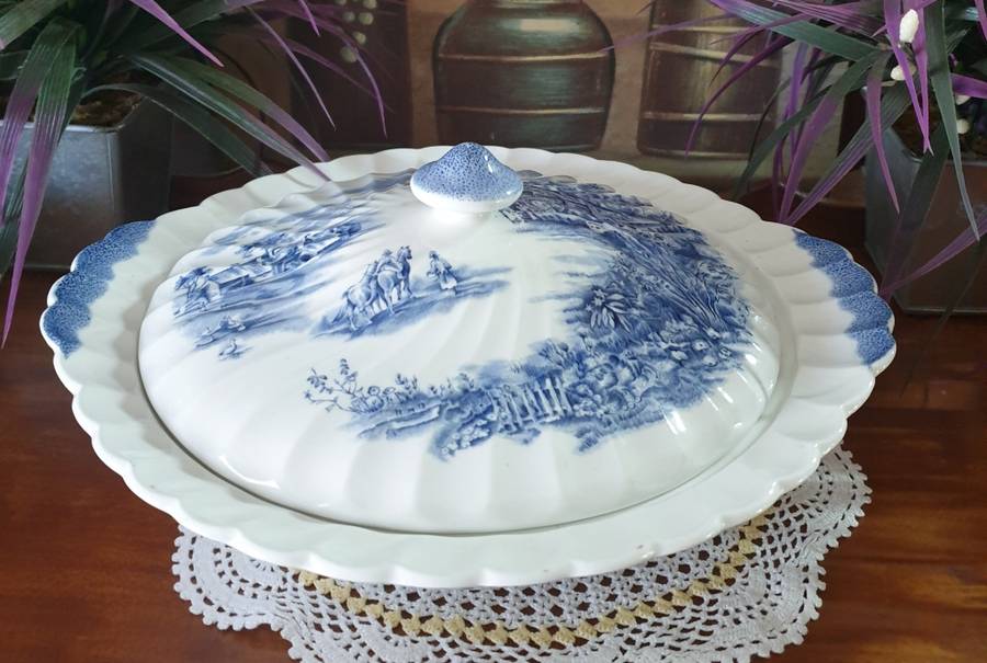 Happy England  by JOHNSON BROTHERS | BLUE & WHITE | VEGGIE BOWL WITH LID | 02