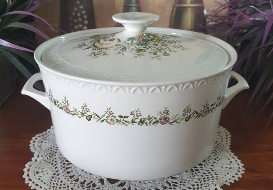 Villeroy & Boch TRIANON  Veggie Bowl  with Lid