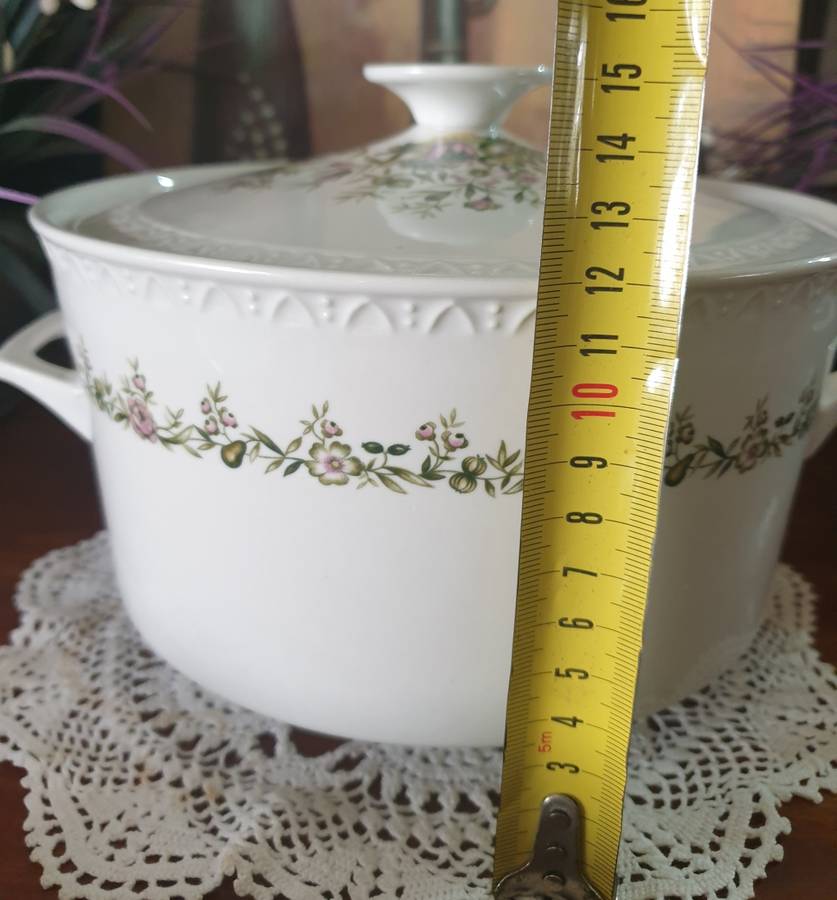 Villeroy & Boch TRIANON  Veggie Bowl  with Lid
