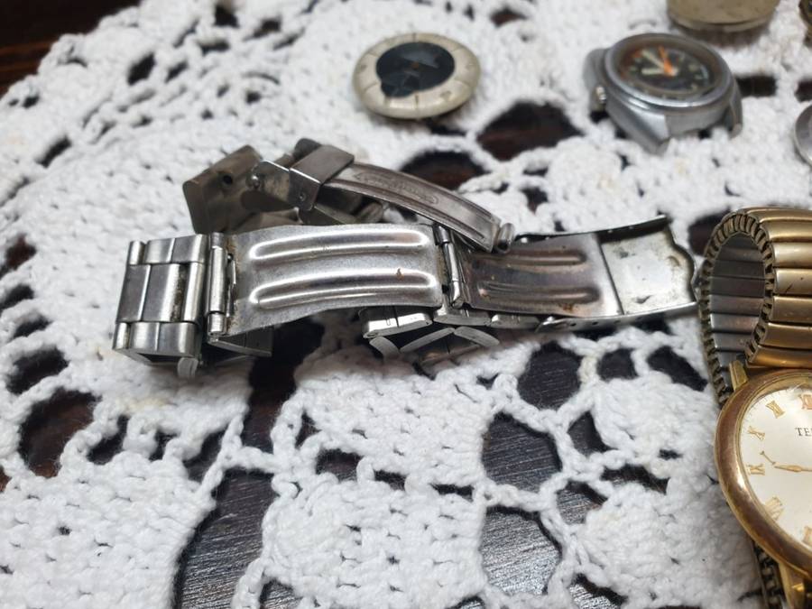 Collection of watches for repairs