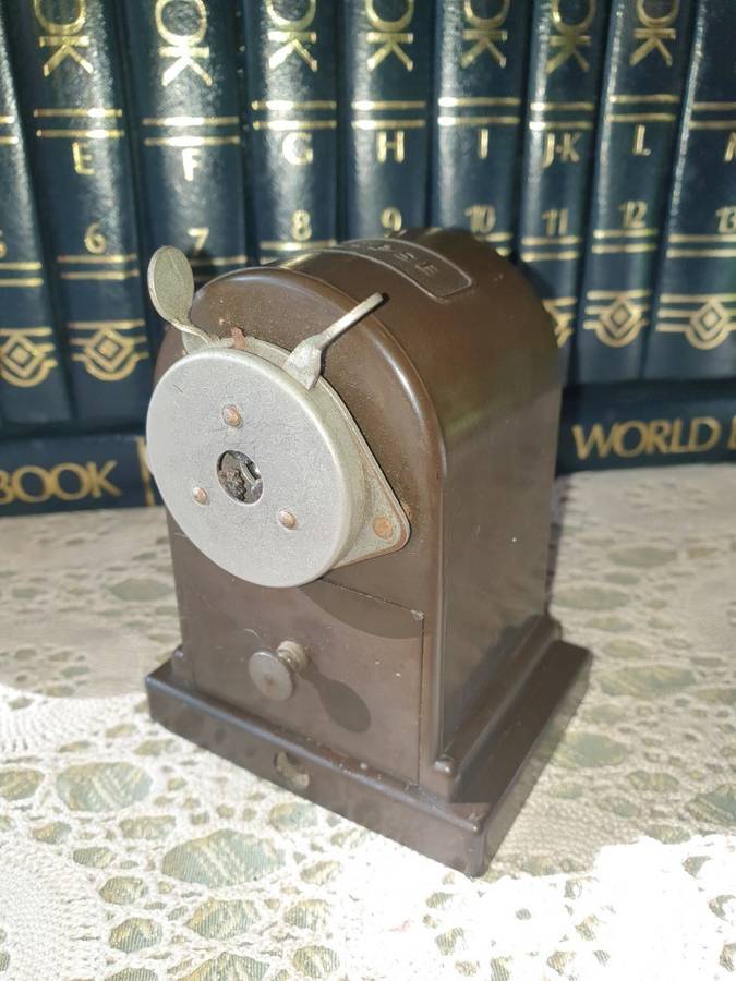 ECLIPSE VINTAGE BAKELITE PENCIL SHARPNER.