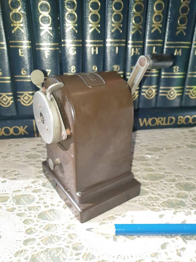ECLIPSE VINTAGE BAKELITE PENCIL SHARPNER.