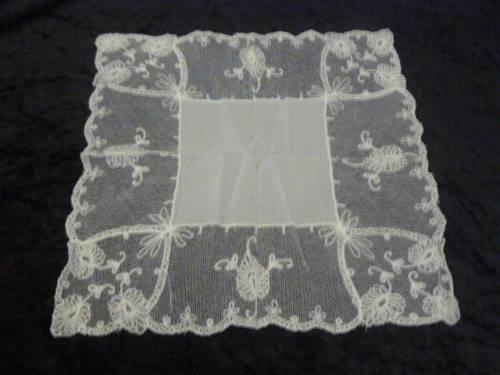 VINTAGE COTTON AND LACE HANKIE