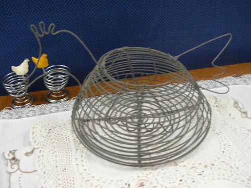 HEN EGG HOLDER AND 2 X WIRE EGGCUPS
