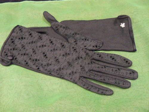 BLACK GLOVES SO PRETTY