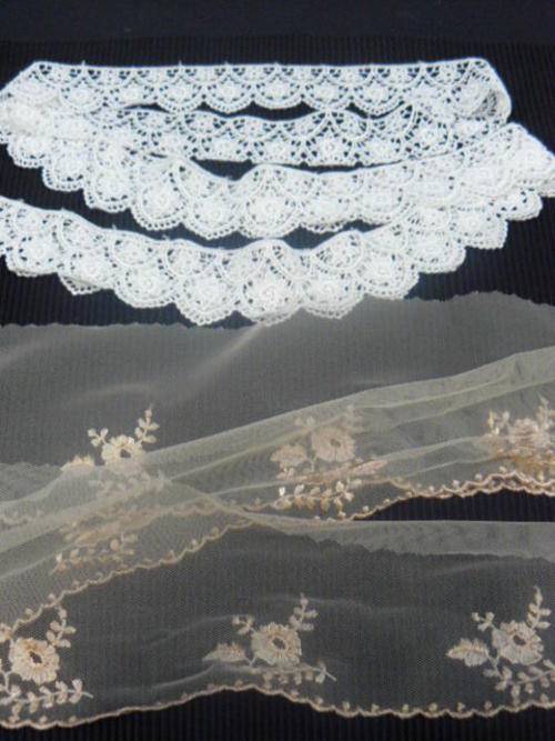 VINTAGE LIKE COTTON AND LACY EDGEING