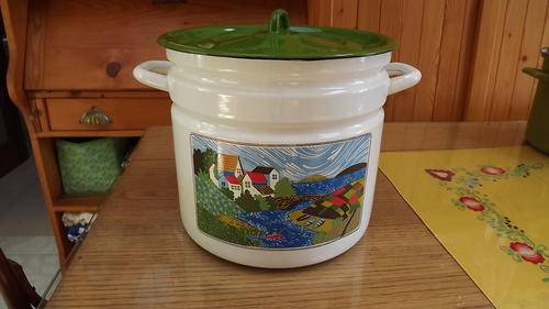 EXTRA LARGE ENAMEL POT WITH LID