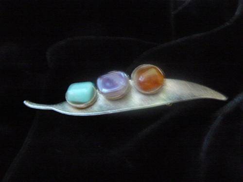 ART DECO BROOCH IN GOLD COLOURED METAL WARE WITH SEMI PRECIOUS STONES