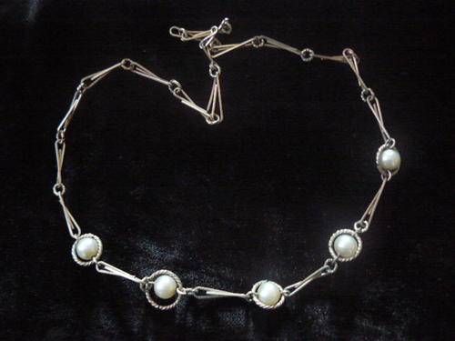 NECKLACE WITH FAUX PEARLS