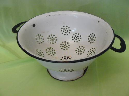 OLD ENAMELWARE NOODLE STRAINER - VINTAGE REDUCED !@!@!@!