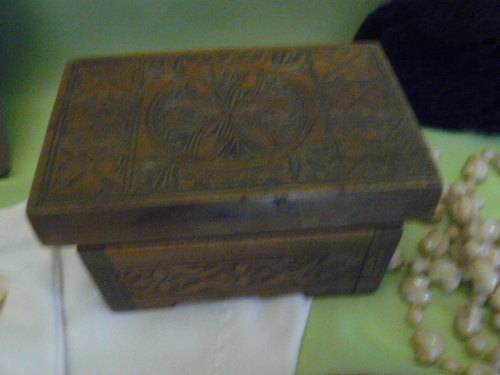 MIXED LOT FOR THE LADIES !@! HANKIES, GLOVES, BAG, WOODEN TRINKET, NOVEL ODDS AND ENDS !@!.......