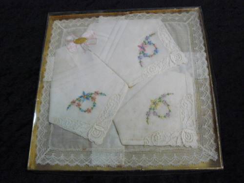 VINTAGE COTTON EMBROIDERED HANKIES