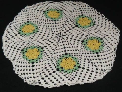 VINTAGE COTTON HAND CROCHETED DOILIE