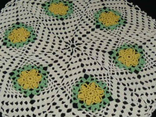 VINTAGE COTTON HAND CROCHETED DOILIE