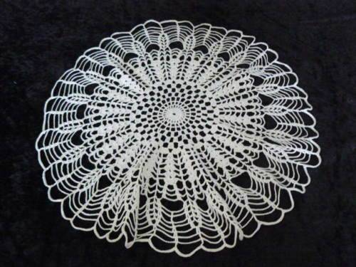 VINTAGE COTTON HAND CROCHETED DOILIE
