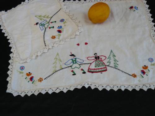 Lovely cotton vintage cotton set with had crocheted edge