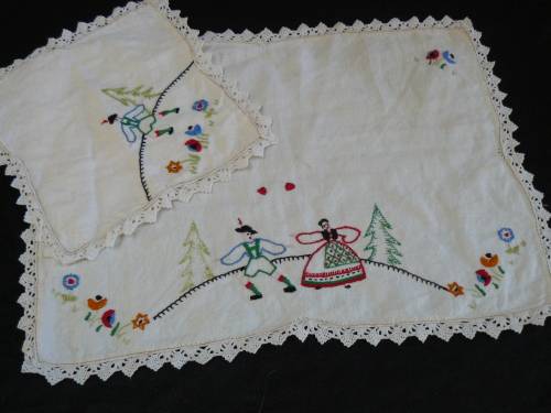 Lovely cotton vintage cotton set with had crocheted edge