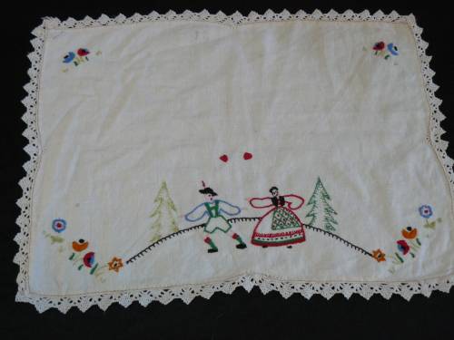 Lovely cotton vintage cotton set with had crocheted edge