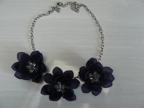SILVER TONED NECKLACE WITH BLUE FLOWERS